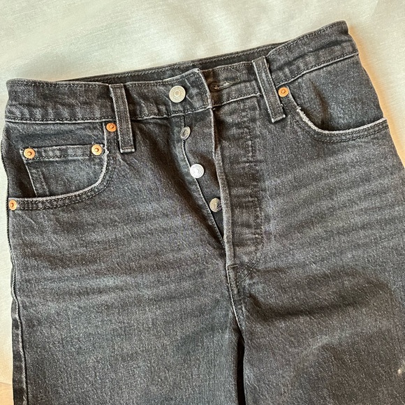 Levi’s Women’s Ribcage Straight Ankle Jean 25 x 27 Washed Black - Picture 2 of 6